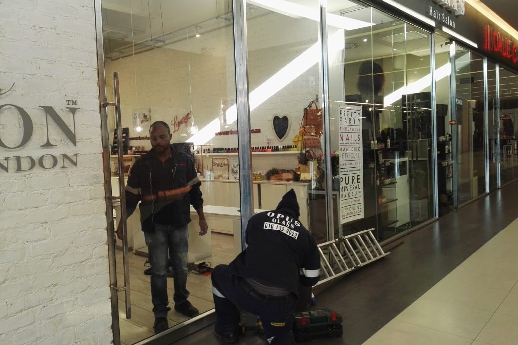 aluminium sliding door repair in mall